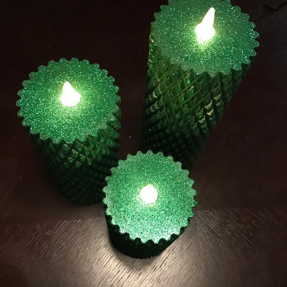 Three green flameless candles with remote control timer - Picture 7 of 9